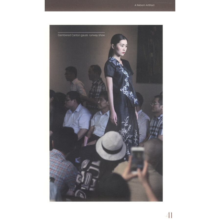 Sample pages of Gambiered Canton Gauze: Ethereal Silk Fabric from South China (ISBN:9787549128310)